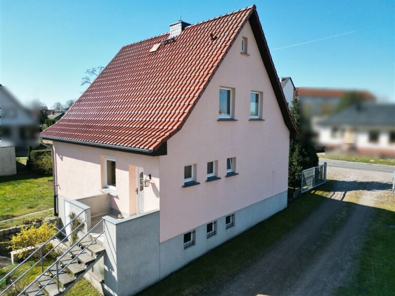 Giebelseite mit Zufahrt