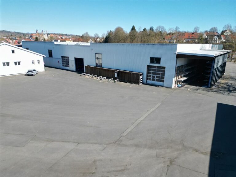 Lagerhalle/Hof