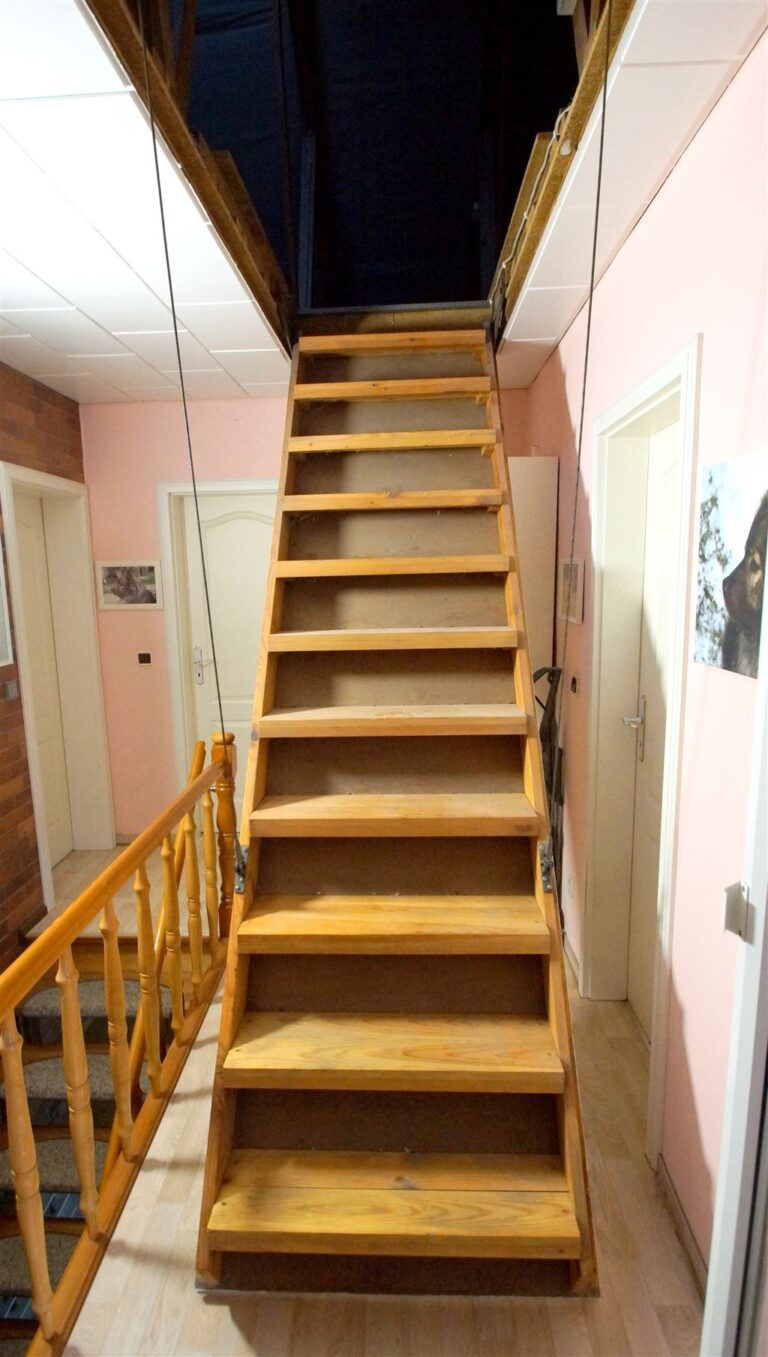 6 Treppe zum Dachboden