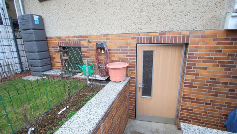15 Außentür zum Keller