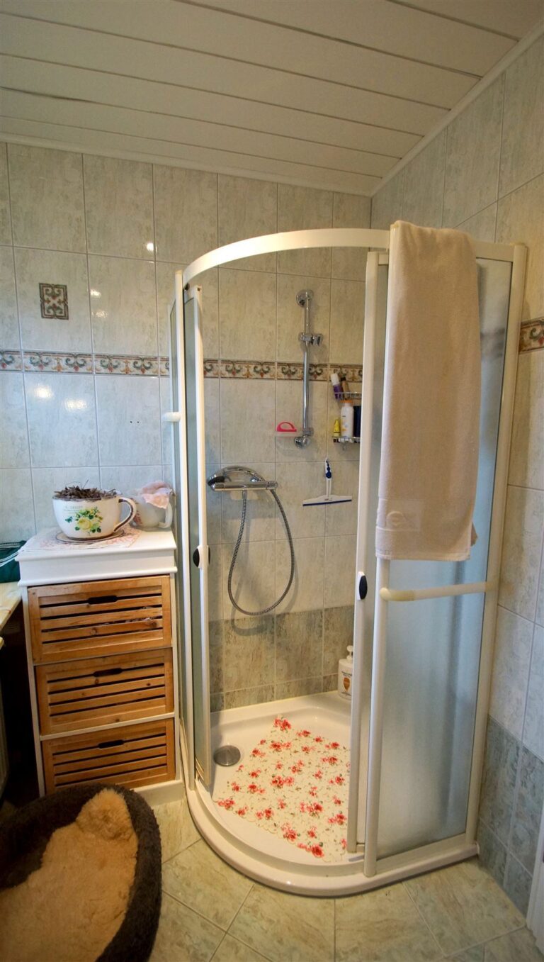 14 Bad im OB mit Dusche und Wanne