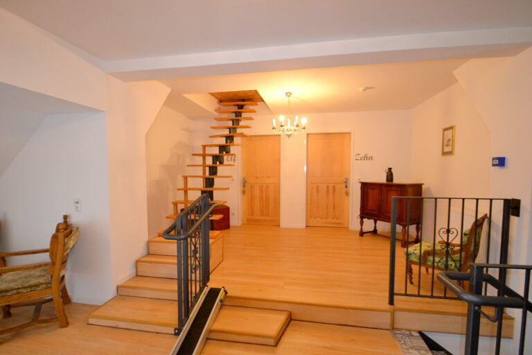 Flur OG mit Zugang zum DG