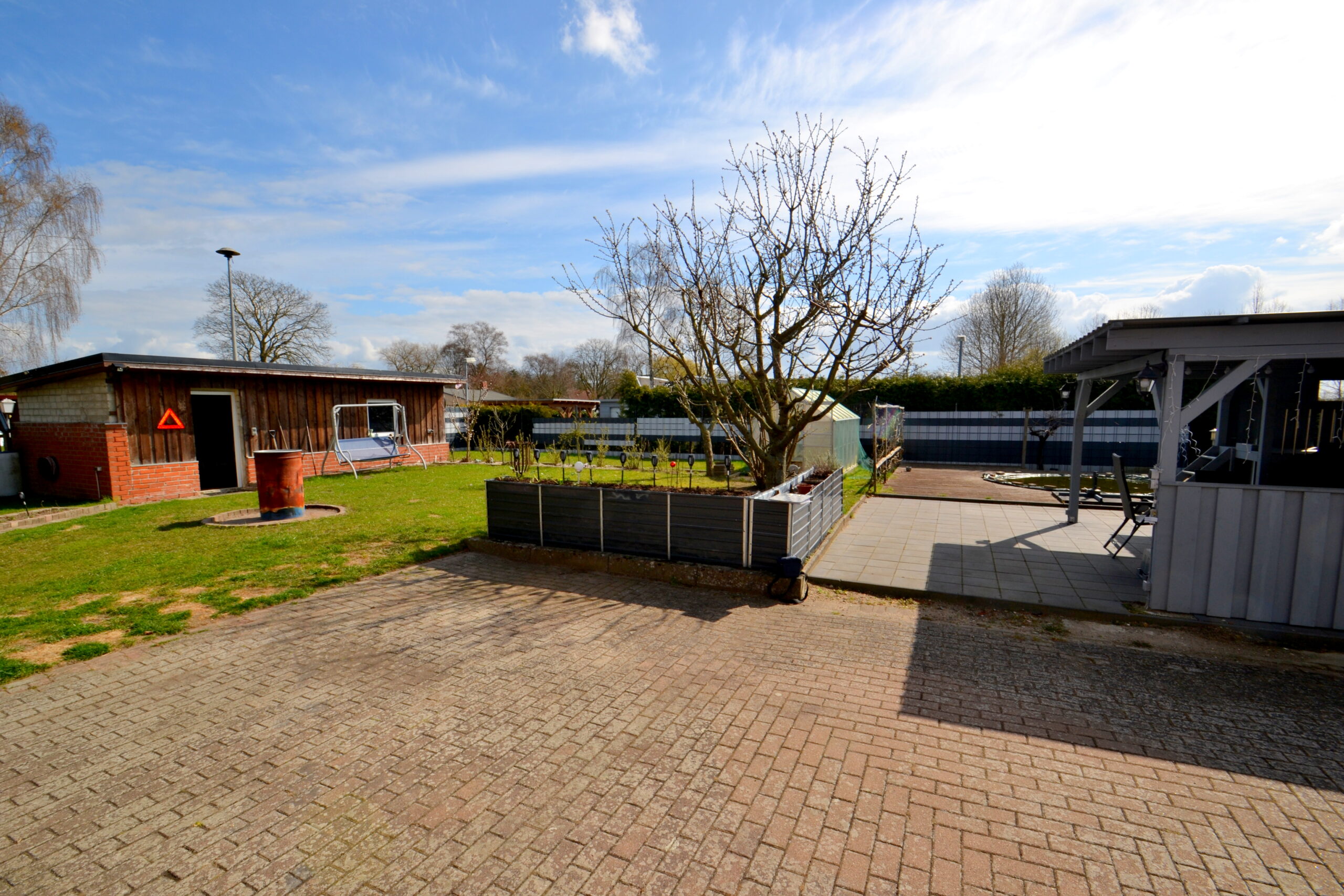 Garten mit Werkstatt