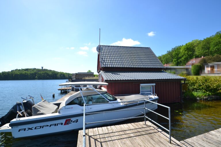 Boot mit Bootshaus