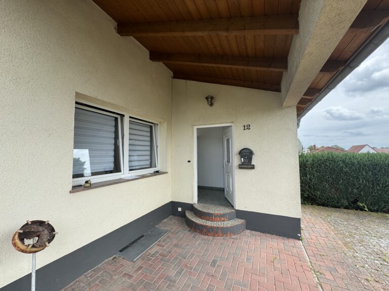 Eingang mit Terrasse