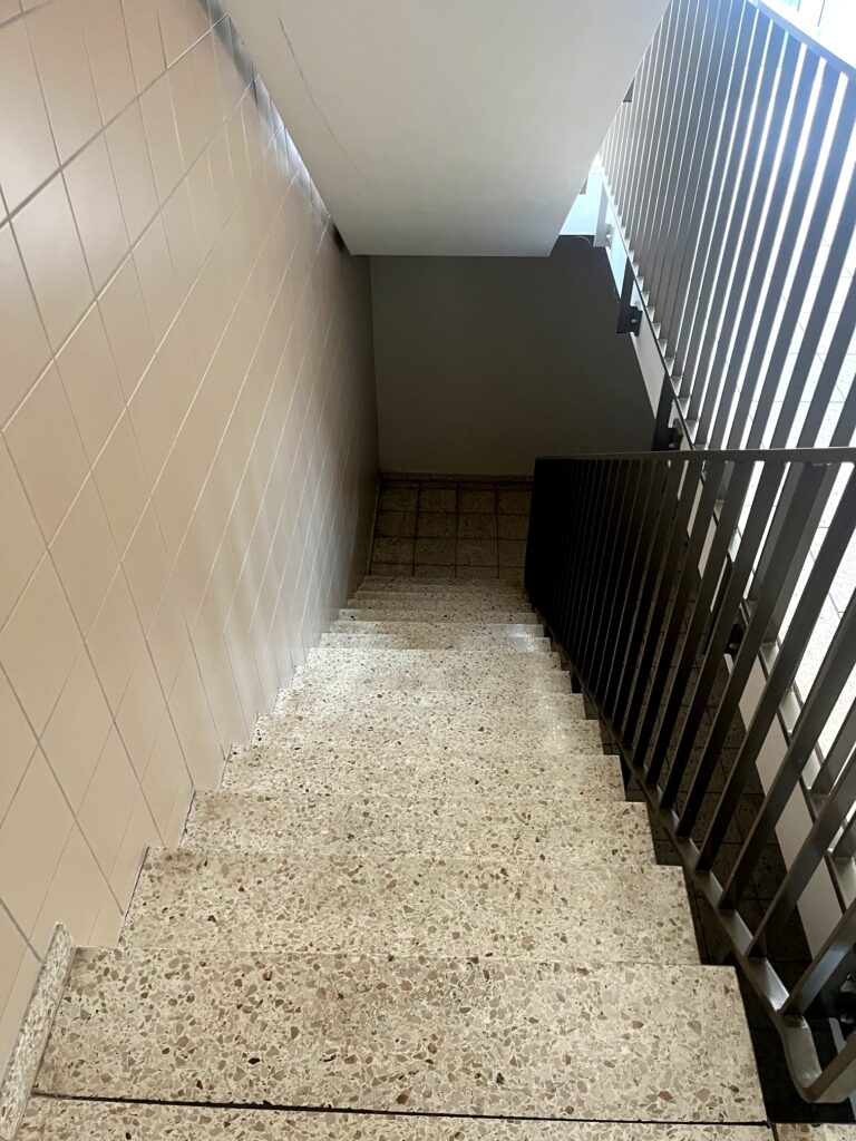6 Treppe zum Kellerbereich